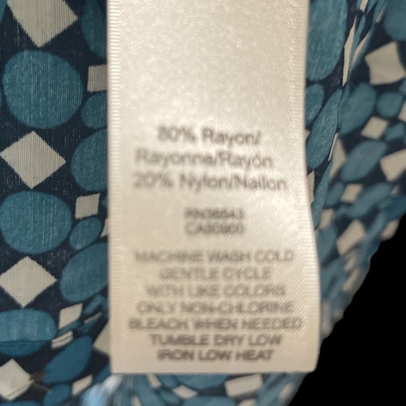 Van Heusen 2 pocket, long sleeve, button down, Cool print on this blouse. - Picture 3 of 4